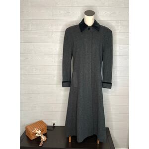 Vintage 80s-90s Halston Lifestyle gray wool coat with black velvet trim Size 8